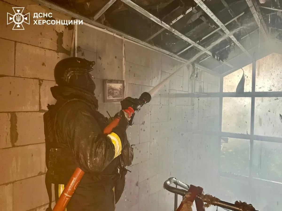 Пожежа на даху багатоповерхової нежитлової будівлі в центрі Херсона після удару російського дрона 2