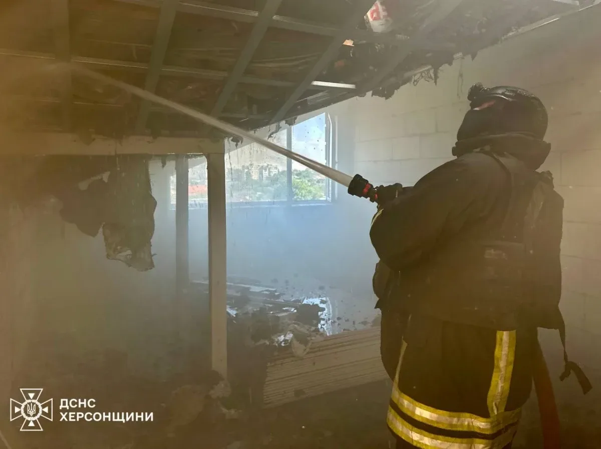 Пожежа на даху багатоповерхової нежитлової будівлі в центрі Херсона після удару російського дрона 3