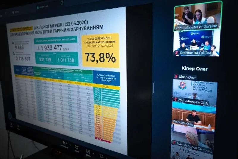 Учні отримують буфетне харчування в шкільній їдальні на Херсонщині 2