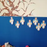 Діти розвішують паперових янголів у Будинку культури селища Петрівка на Херсонщині на згадку про загиблих дітей