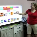 Учасники англійського розмовного клубу TalkMasters розфарбовують лева-обіймашку в Херсоні