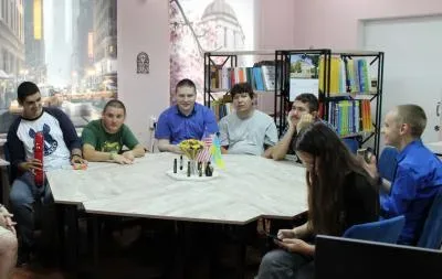 Учасники англійського розмовного клубу TalkMasters розфарбовують лева-обіймашку в Херсоні 1