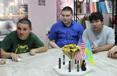 Учасники англійського розмовного клубу TalkMasters розфарбовують лева-обіймашку в Херсоні 3