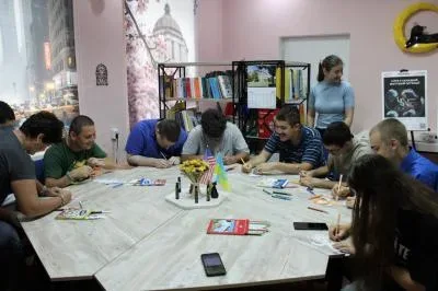 Учасники англійського розмовного клубу TalkMasters розфарбовують лева-обіймашку в Херсоні 4