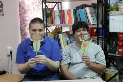 Учасники англійського розмовного клубу TalkMasters розфарбовують лева-обіймашку в Херсоні 5