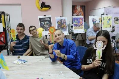 Учасники англійського розмовного клубу TalkMasters розфарбовують лева-обіймашку в Херсоні 6