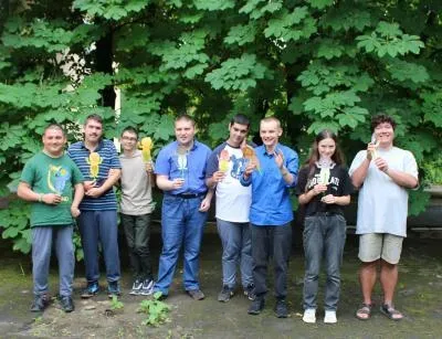Учасники англійського розмовного клубу TalkMasters розфарбовують лева-обіймашку в Херсоні 7
