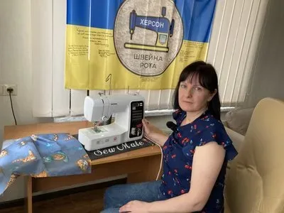 Олена Пекна та її учні, які виготовляють адаптивний одяг та обереги для українських військових. 1
