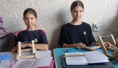 Олена Пекна та її учні, які виготовляють адаптивний одяг та обереги для українських військових. 2