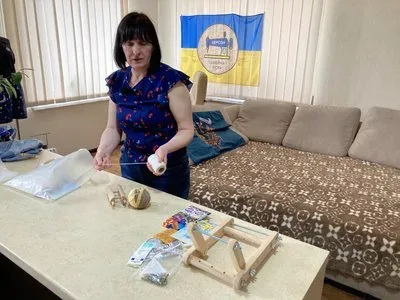 Олена Пекна та її учні, які виготовляють адаптивний одяг та обереги для українських військових. 3