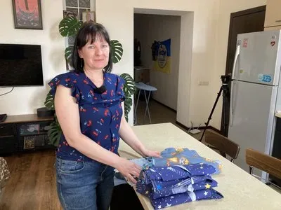 Олена Пекна та її учні, які виготовляють адаптивний одяг та обереги для українських військових. 4
