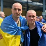 Українські військовослужбовці, які повертаються з російського полону, серед них оборонці Херсонщини