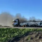 Український дрон атакує військову техніку РФ на дорозі між Армянськом та Олешками