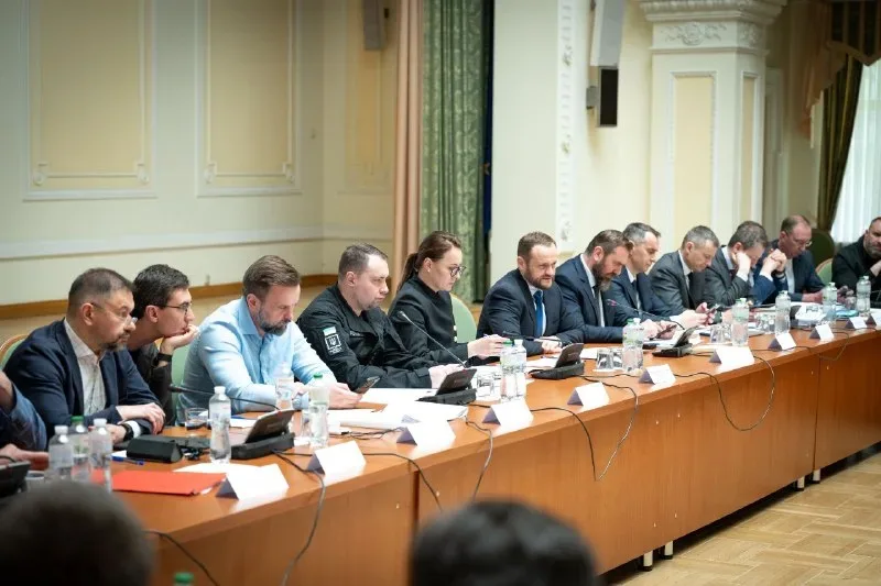 Прем'єр-міністерка Юлія Свириденко та керівник Офісу Президента Кирило Буданов на нараді щодо допомоги прифронтовим територіям. 1