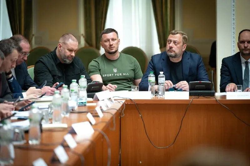 Прем'єр-міністерка Юлія Свириденко та керівник Офісу Президента Кирило Буданов на нараді щодо допомоги прифронтовим територіям. 2