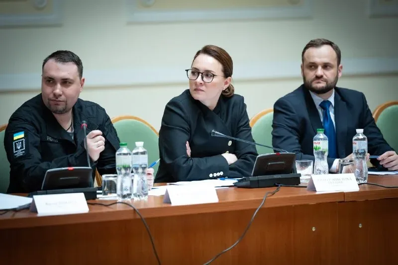 Прем'єр-міністерка Юлія Свириденко та керівник Офісу Президента Кирило Буданов на нараді щодо допомоги прифронтовим територіям. 5