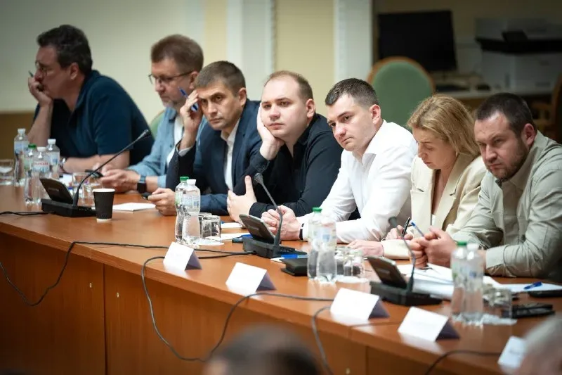 Прем'єр-міністерка Юлія Свириденко та керівник Офісу Президента Кирило Буданов на нараді щодо допомоги прифронтовим територіям. 6