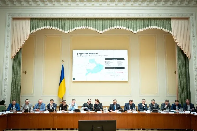 Прем'єр-міністерка Юлія Свириденко та керівник Офісу Президента Кирило Буданов на нараді щодо допомоги прифронтовим територіям. 7