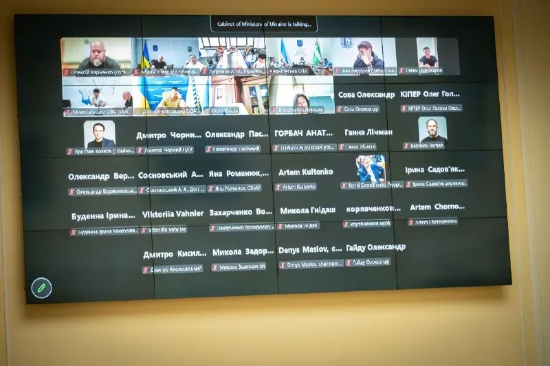 Прем'єр-міністерка Юлія Свириденко та керівник Офісу Президента Кирило Буданов на нараді щодо допомоги прифронтовим територіям. 8