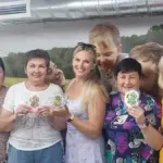 Волонтери навчаються надавати першу допомогу та займаються арттерапією в Центрі життєстійкості Херсона.