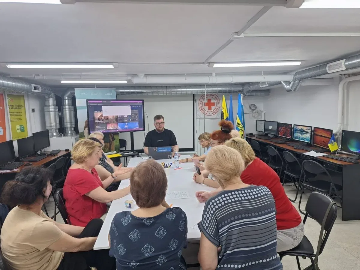 Волонтери навчаються надавати першу допомогу та займаються арттерапією в Центрі життєстійкості Херсона. 4
