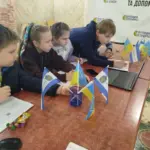 Діти грають у мовну квест-гру «Лабіринти мови» в Одесі, організовану Верхньорогачицькою громадою для ВПО з Херсонщини.