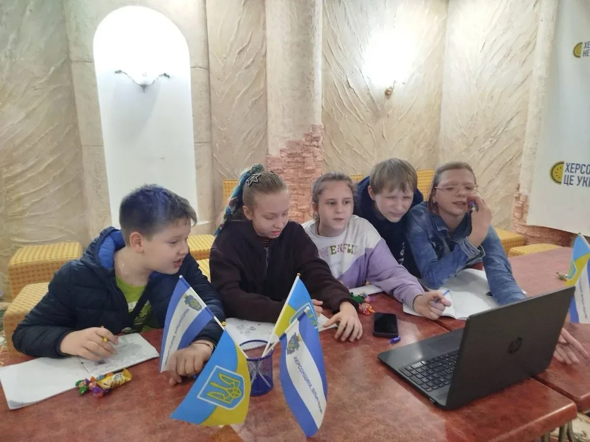 Діти грають у мовну квест-гру «Лабіринти мови» в Одесі, організовану Верхньорогачицькою громадою для ВПО з Херсонщини. 2