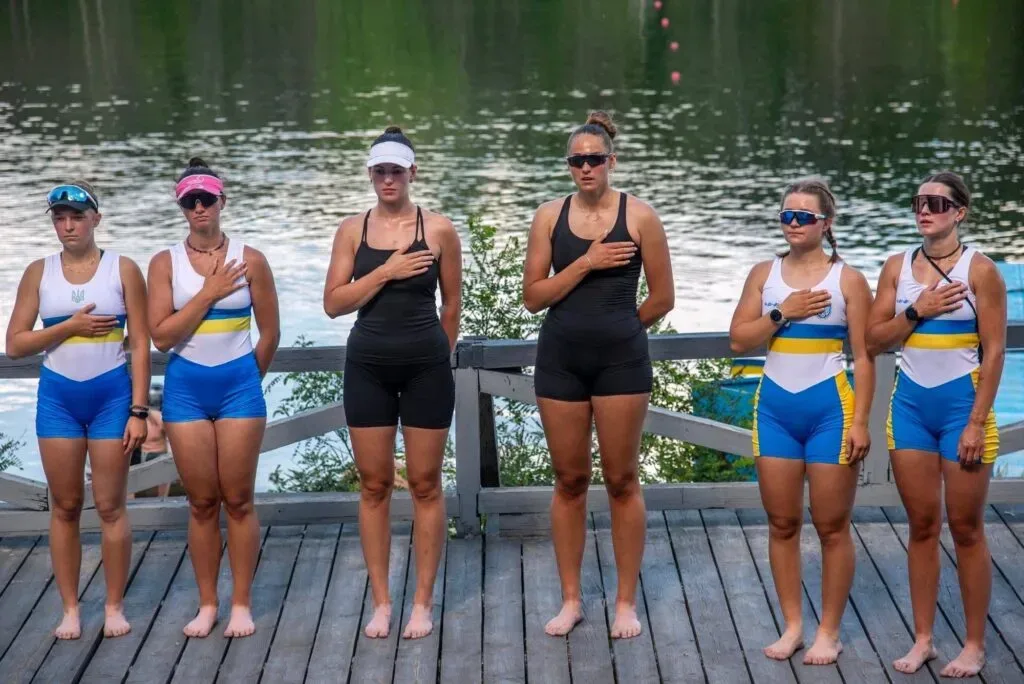 Спортсмени-веслувальники з Херсона з медалями на чемпіонаті України, радіють перемозі 1