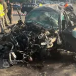 Пошкоджений автомобіль Mercedes-Benz після ДТП на Чоколівському бульварі в Києві, біля підземного переходу. 4