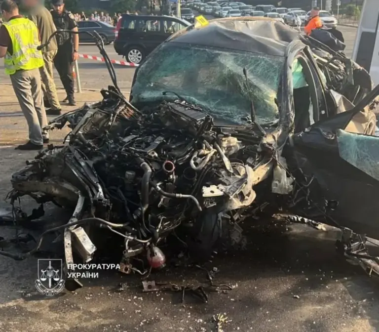 Пошкоджений автомобіль Mercedes-Benz після ДТП на Чоколівському бульварі в Києві, біля підземного переходу. 4
