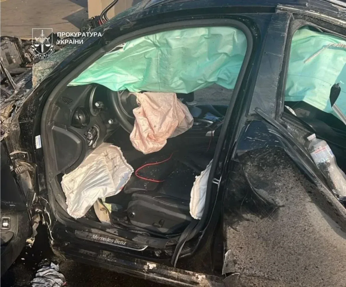 Пошкоджений автомобіль Mercedes-Benz після ДТП на Чоколівському бульварі в Києві, біля підземного переходу. 1