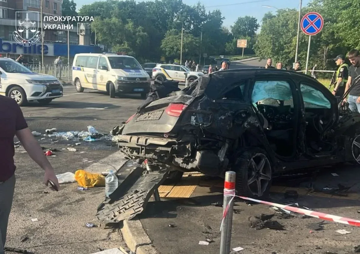 Пошкоджений автомобіль Mercedes-Benz після ДТП на Чоколівському бульварі в Києві, біля підземного переходу. 2
