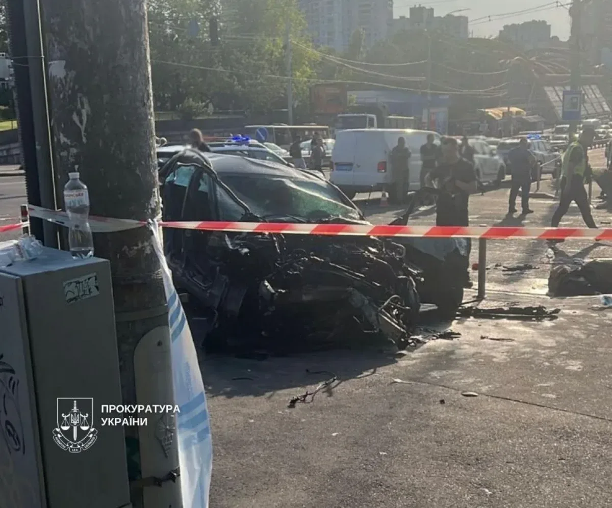 Пошкоджений автомобіль Mercedes-Benz після ДТП на Чоколівському бульварі в Києві, біля підземного переходу. 3