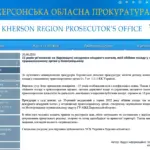 Журналіст Олег Батурін виходить із будівлі суду, тримаючи в руках блокнот, вигляд Великоолександрівського суду