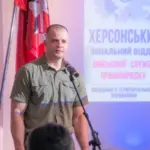 Ярослав Шанько вручає нагороду Віктору Шафрану на урочистих заходах до річниці ВСП у Херсоні