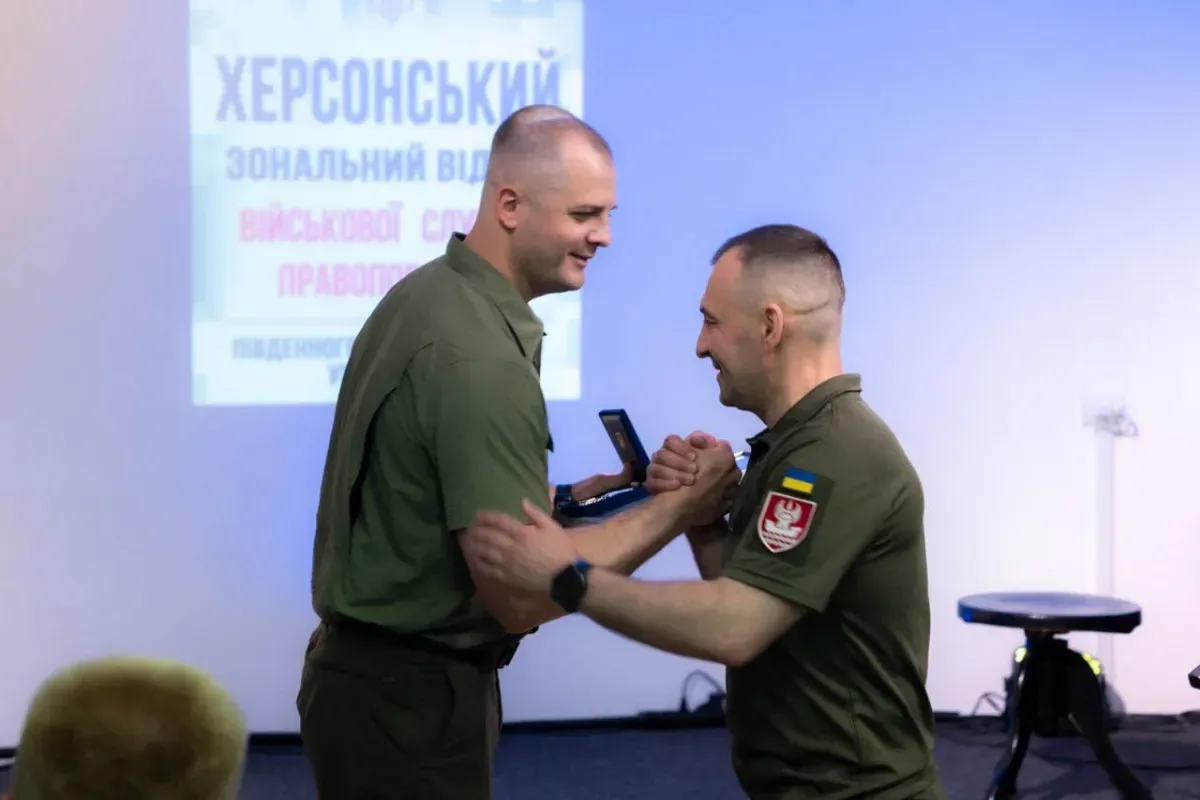 Ярослав Шанько вручає нагороду Віктору Шафрану на урочистих заходах до річниці ВСП у Херсоні 1