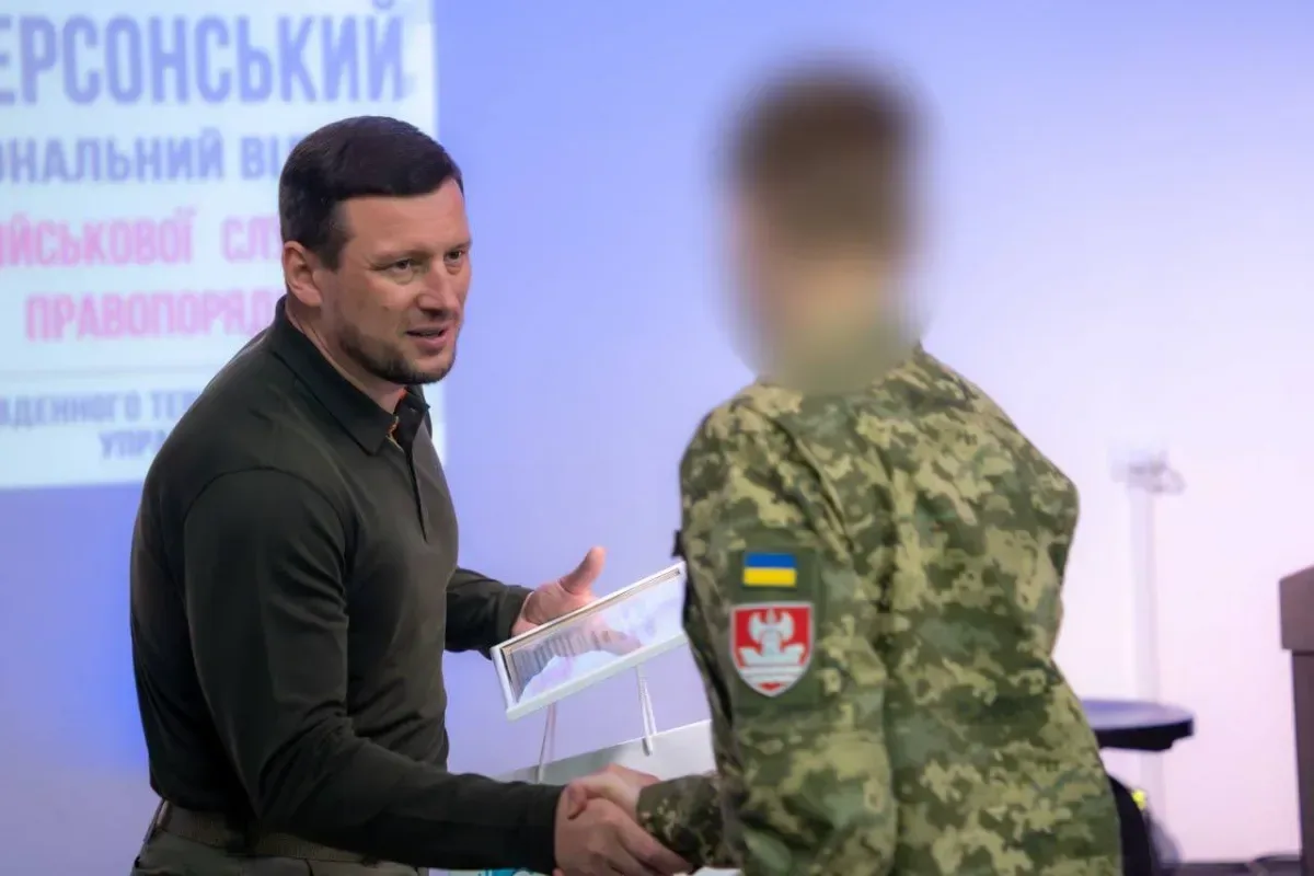 Ярослав Шанько вручає нагороду Віктору Шафрану на урочистих заходах до річниці ВСП у Херсоні 2