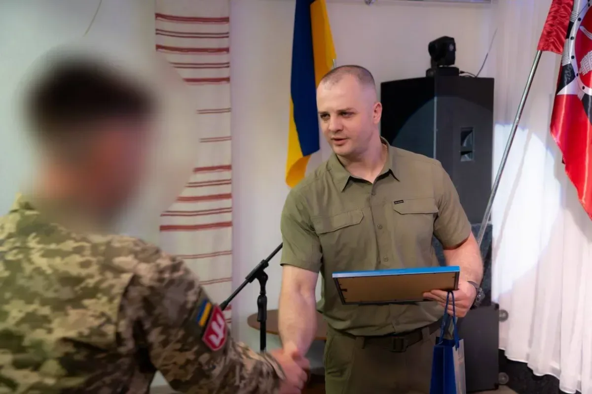 Ярослав Шанько вручає нагороду Віктору Шафрану на урочистих заходах до річниці ВСП у Херсоні 3