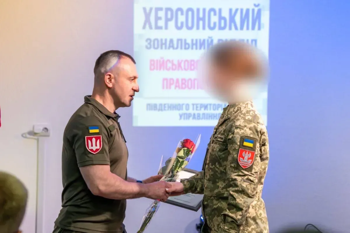 Ярослав Шанько вручає нагороду Віктору Шафрану на урочистих заходах до річниці ВСП у Херсоні 4
