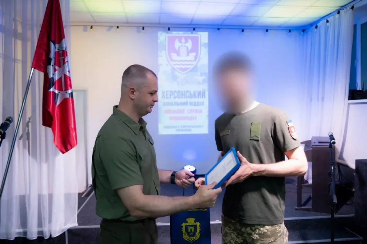 Ярослав Шанько вручає нагороду Віктору Шафрану на урочистих заходах до річниці ВСП у Херсоні 5
