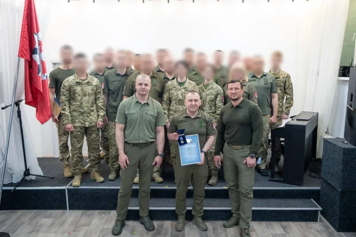 Ярослав Шанько вручає нагороду Віктору Шафрану на урочистих заходах до річниці ВСП у Херсоні 6
