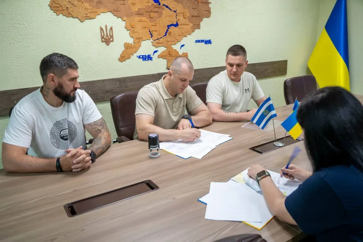 Ярослав Шанько підписує угоду про гуманітарну допомогу, зокрема 16 тисяч пляшок води для Херсона 2