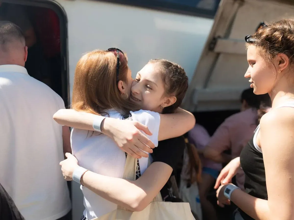 Діти з Херсона вирушили на десятиденний відпочинок до Львівської області, організований за підтримки підприємців та державних структур. 3