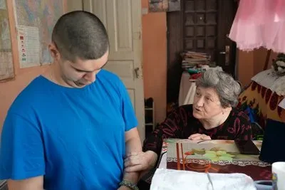 Повернення дітей з окупації, дитина з Херсонщини обіймає рідних після довгої розлуки 2