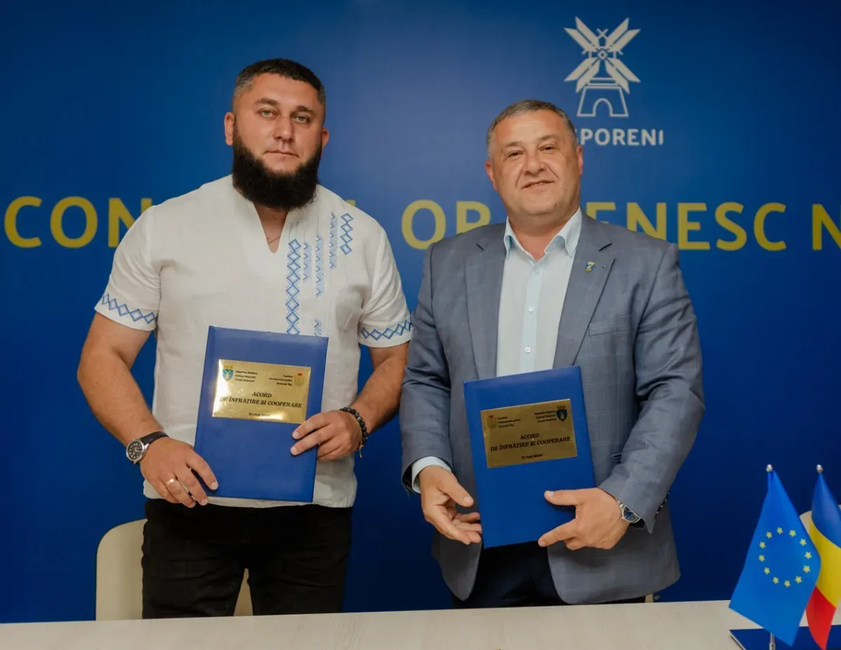 Делегація Зеленопідської громади підписує меморандум про співпрацю з представниками Ніспорени, Молдова. 2