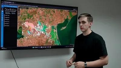 Пошкоджений міст на Чонгарі та черги вантажівок перед понтонною переправою 1