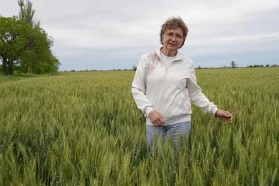 Жінка-фермерка працює на полі Херсонщини під час обстрілів 1