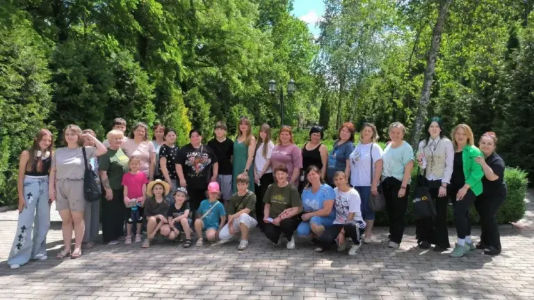 Діти з Херсонщини виступають з концертною програмою на сцені заповідника «Хутір Надія» на Кіровоградщині