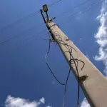 Світлодіодна лампочка, що тьмяно світиться через низьку напругу в електромережі, на окупованій Херсонщині