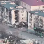 Зруйновані будинки Олешок на Херсонщині після підриву Каховської ГЕС та окупації, відображаючи гуманітарну кризу.